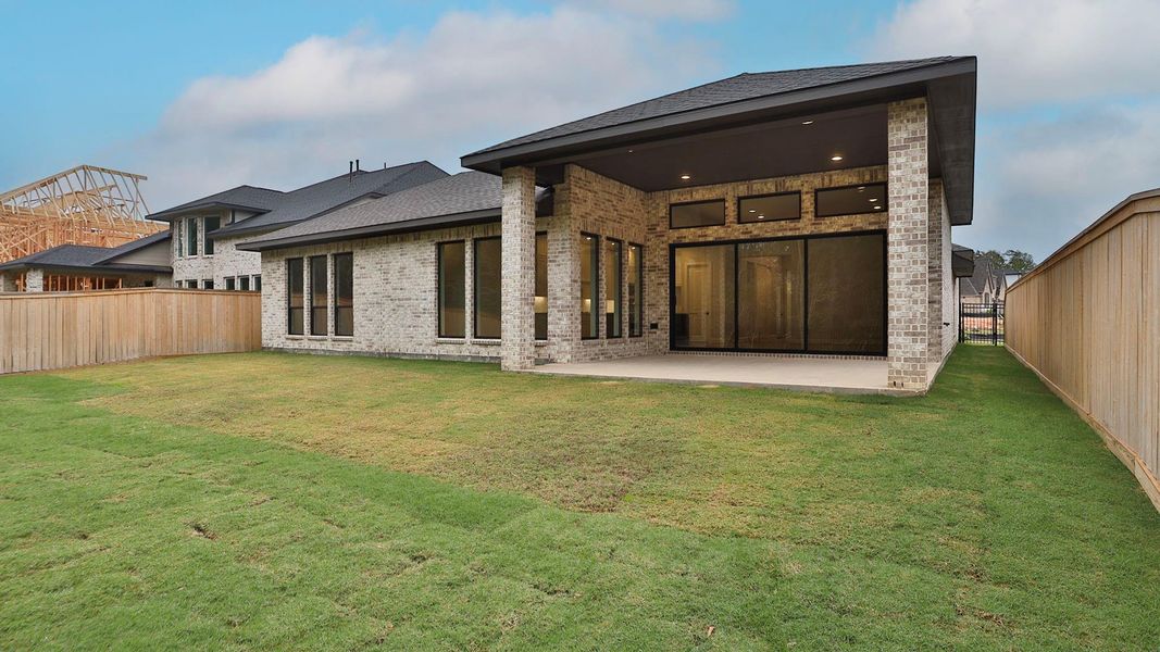 Exterior details and patio area of a home in Kresston 65', Magnolia (Image 3).