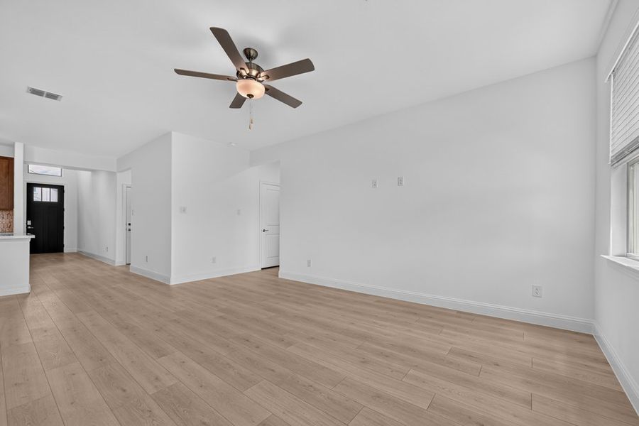 Spacious, unfurnished interior of a new home in Madero 50s, Fort Worth (Image 19).