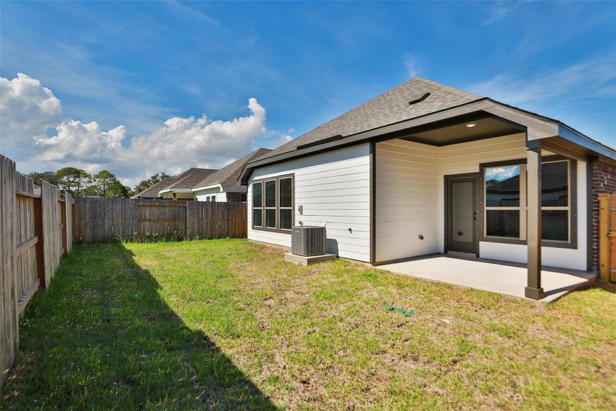 Exterior details and patio area of a home in Ellis Cove, Seabrook (Image 17).