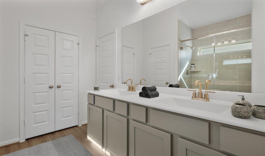 Relaxing owner's bath (*Photo not of actual home and used for illustration purposes only.)