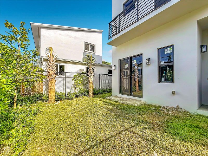 Exterior details and patio area of a home in , Miami (Image 19).