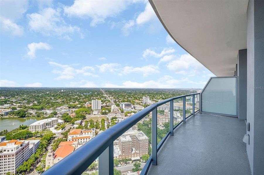 Condo located in St. Petersburg, FL showcasing its design and architecture (Image 26).