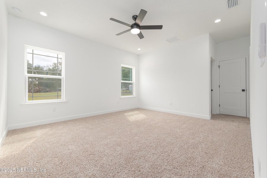 Spacious, unfurnished interior of a new home in , Middleburg (Image 15).