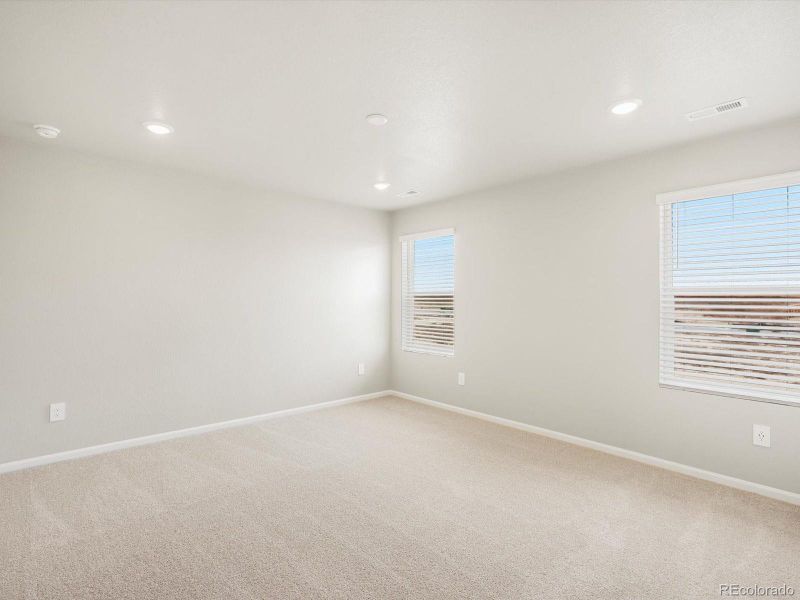 Spacious, unfurnished interior of a new home in Lake Bluff, Greeley (Image 18).