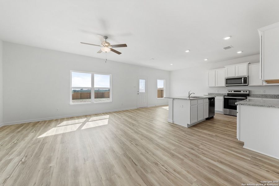 Spacious, unfurnished interior of a new home in Rosewood Estates, Lytle (Image 7).