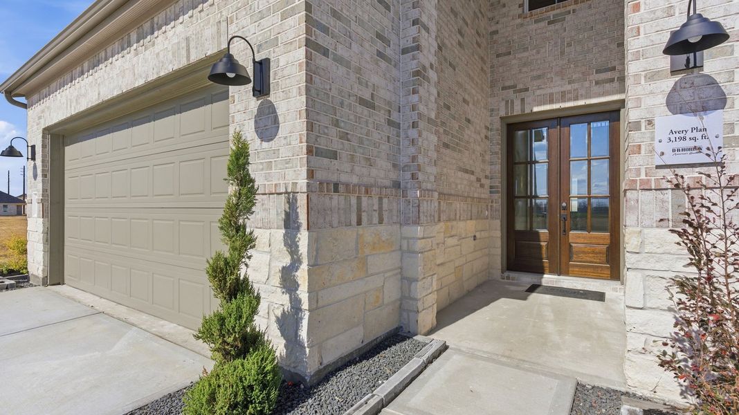 Representative exterior details of a home built from the Avery by D.R. Horton in Friendswood Trails 70' Homesites, Friendswood (Image 3).