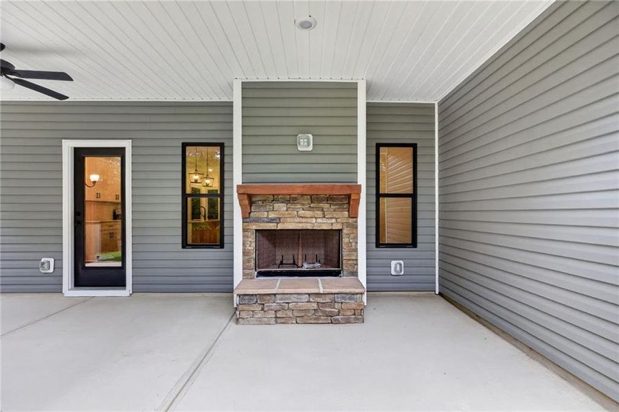 Exterior details and patio area of a home in , Silver Creek (Image 24).