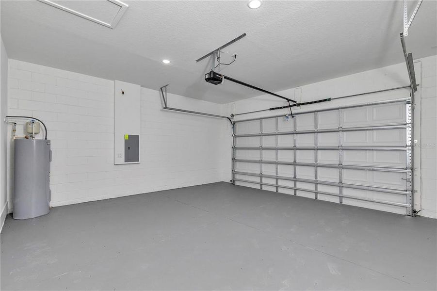 Spacious, unfurnished interior of a new home in , Dunnellon (Image 31).