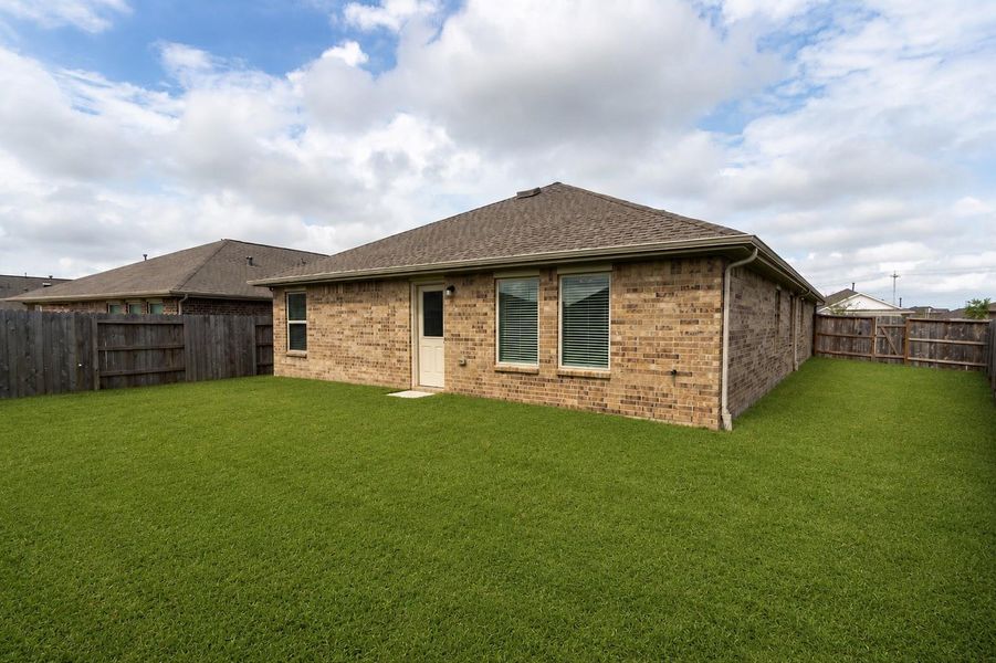 Exterior details and patio area of a home in Samara, League City (Image 21).