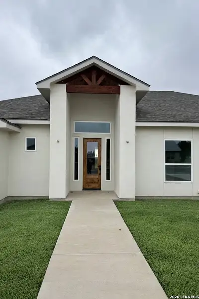 Exterior details and patio area of a home in , Hondo (Image 3).