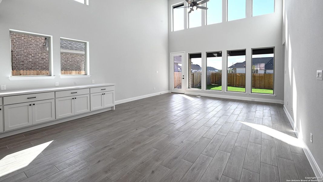 Spacious, unfurnished interior of a new home in Meadows Of Mill Creek 50', Seguin (Image 23).