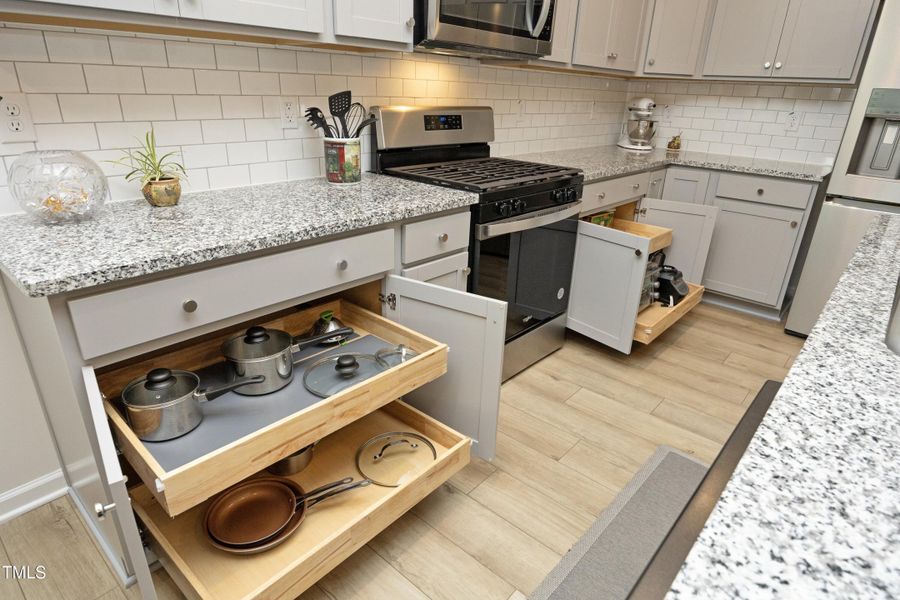 13KitchenStorage 13KitchenStorage