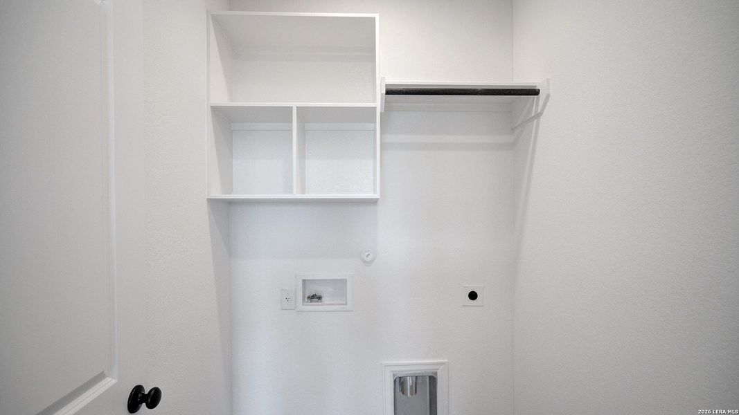 Spacious, unfurnished interior of a new home in Ladera, San Antonio (Image 24).