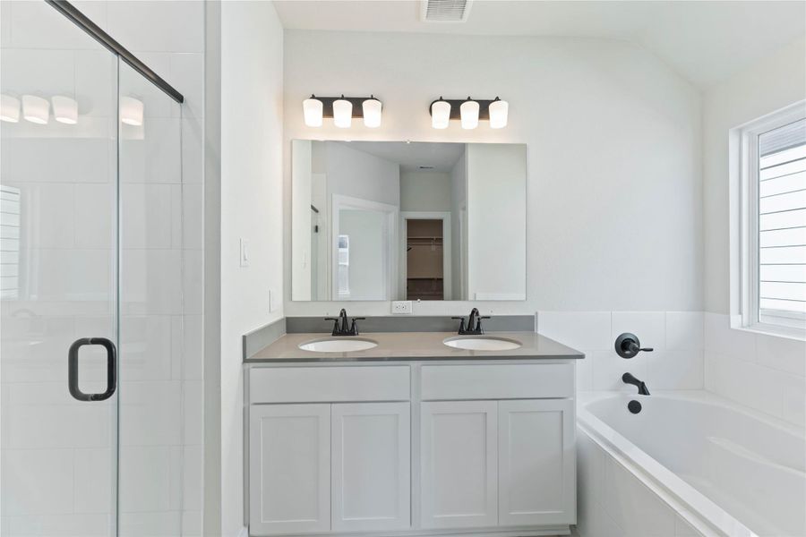 Furnished interior view inside a new home in Alicante, Houston (Image 6).