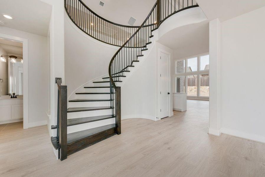 Spacious, unfurnished interior of a new home in Somerset Park, Rockwall (Image 19).