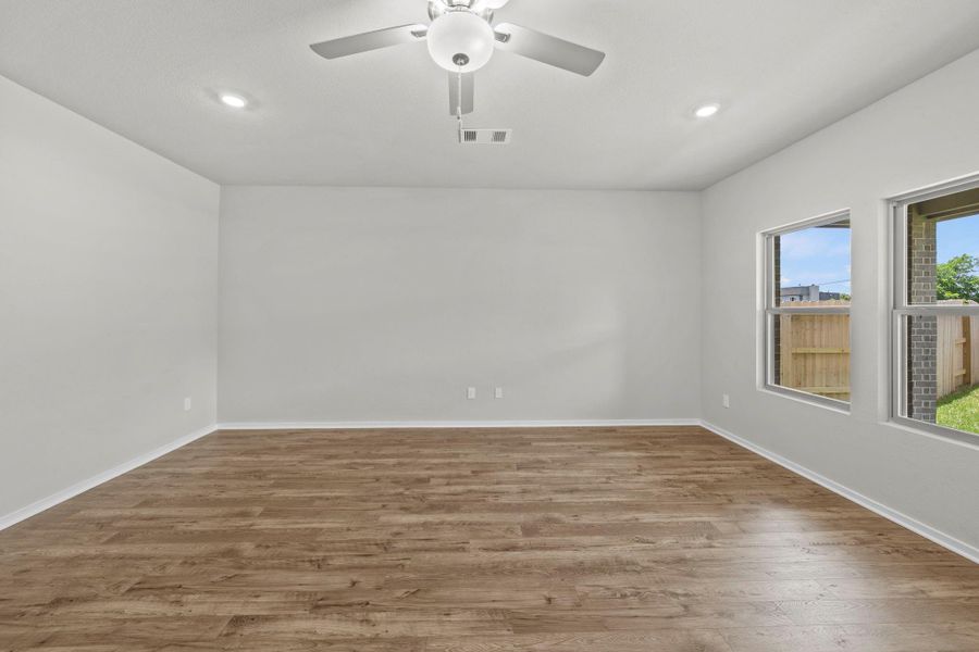 Spacious, unfurnished interior of a new home in Laurel Landing, Alvin (Image 14). Spacious, unfurnished interior of a new home in Laurel Landing, Alvin (Image 14).