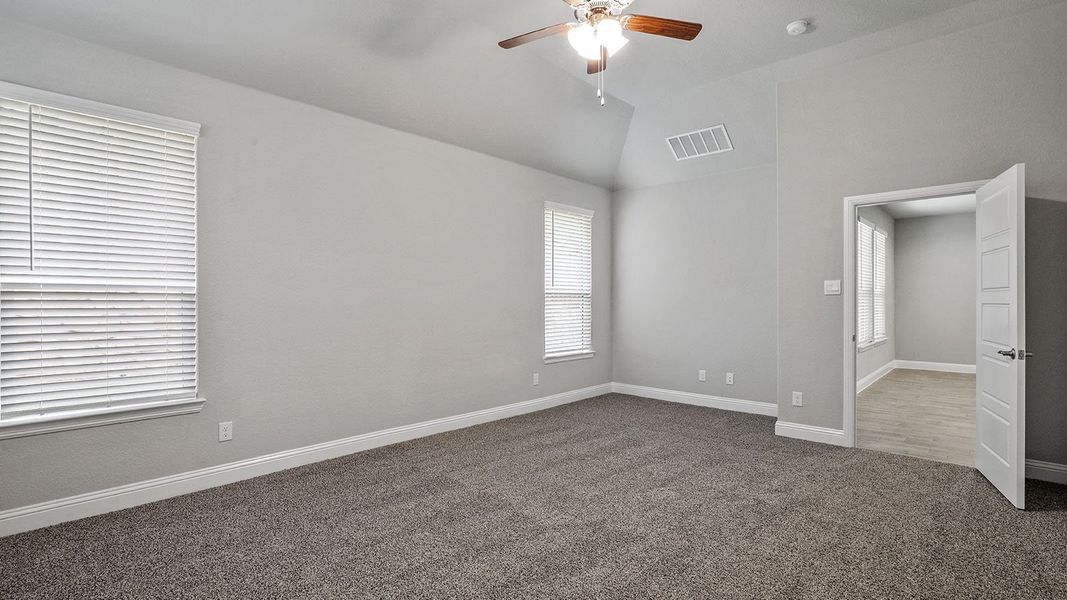 Spacious, unfurnished interior of a new home in Eagle Creek, Denton (Image 22).