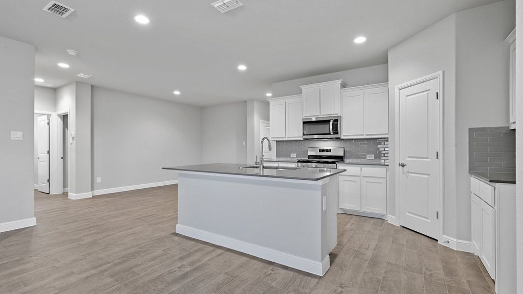 Furnished interior view inside a new home in Trails of Elizabeth Creek, Fort Worth (Image 10). Furnished interior view inside a new home in Trails of Elizabeth Creek, Fort Worth (Image 10).