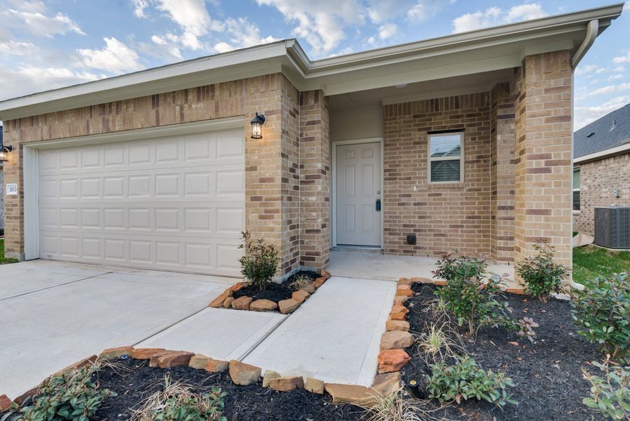 Representative exterior details of a home built from the Floor Plan 1784 by Colina Homes in River Ranch, Dayton (Image 26).