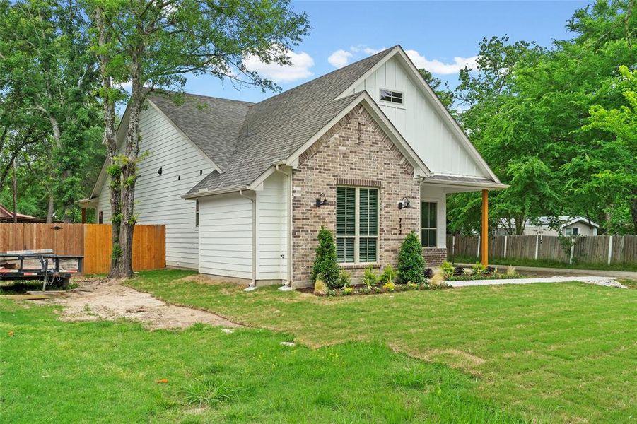 Exterior details and patio area of a home in , West Tawakoni (Image 25).