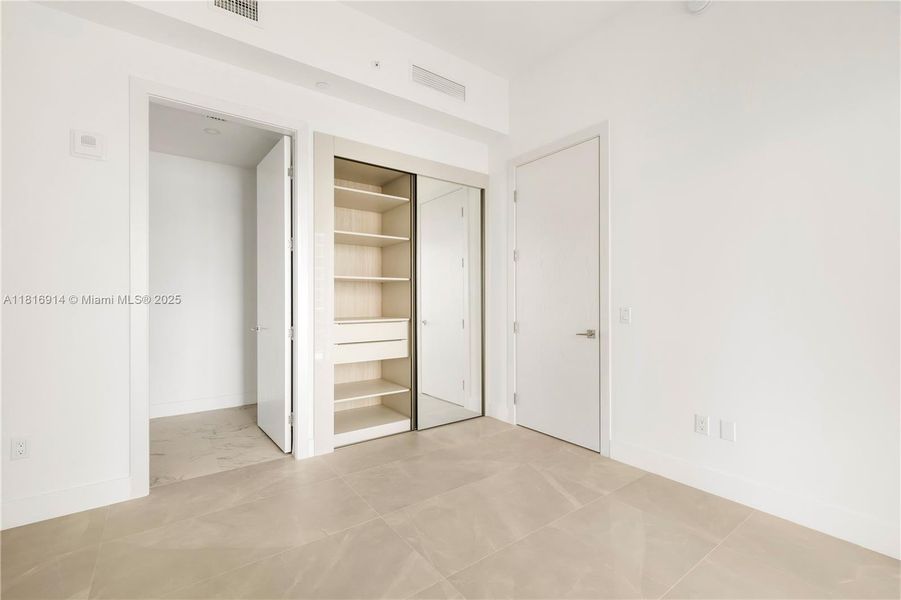Spacious, unfurnished interior of a new home in , Sunny Isles Beach (Image 16).