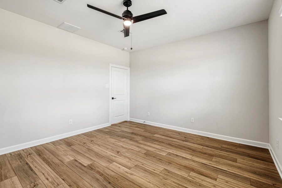 Spacious, unfurnished interior of a new home in Sweetwater Ridge, Conroe (Image 16).