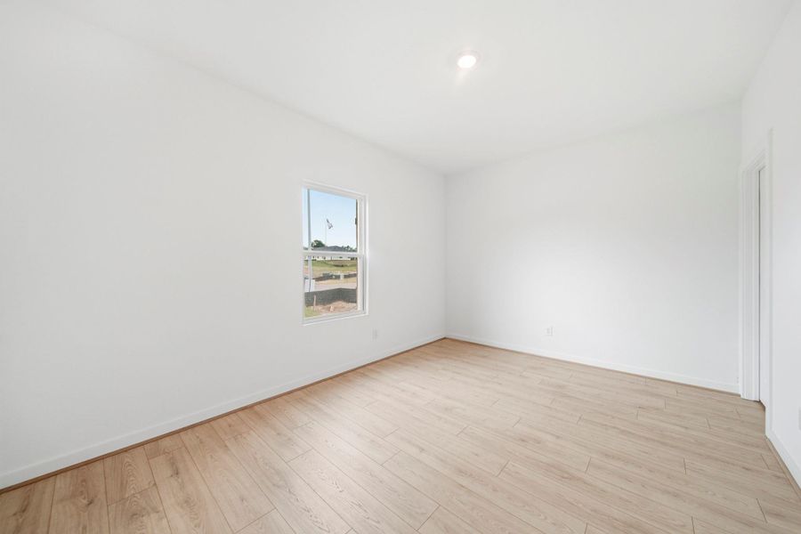 Spacious, unfurnished interior of a new home in Lake Conroe Cove, Willis (Image 18).