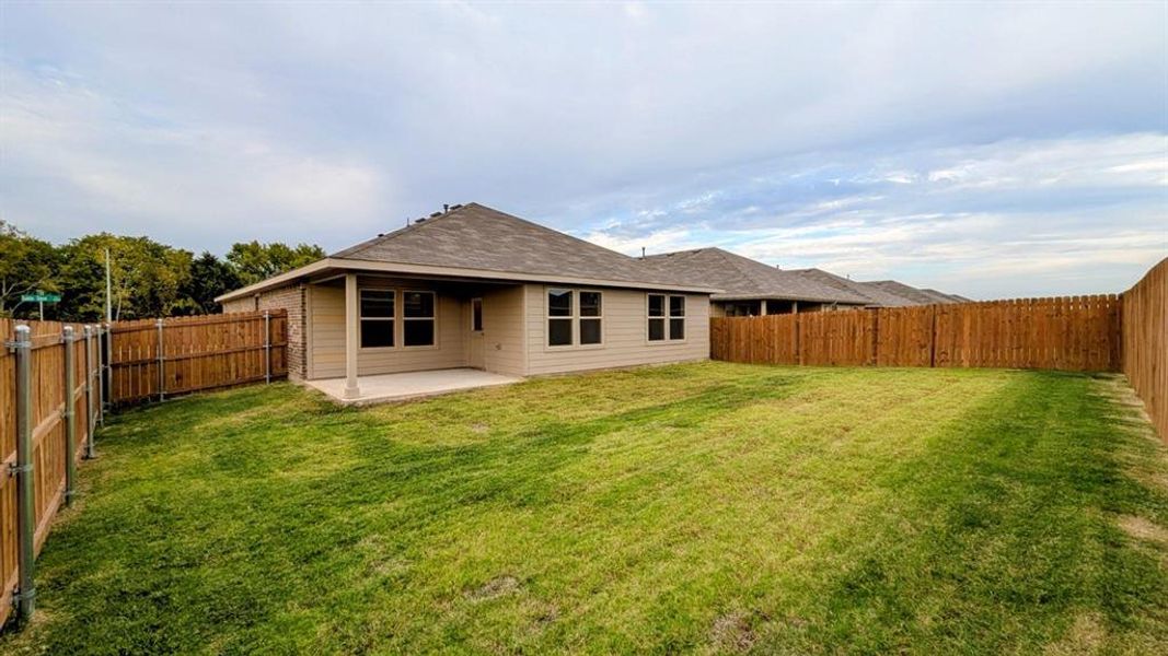 Exterior details and patio area of a home in Sunnycreek, Fort Worth (Image 3).