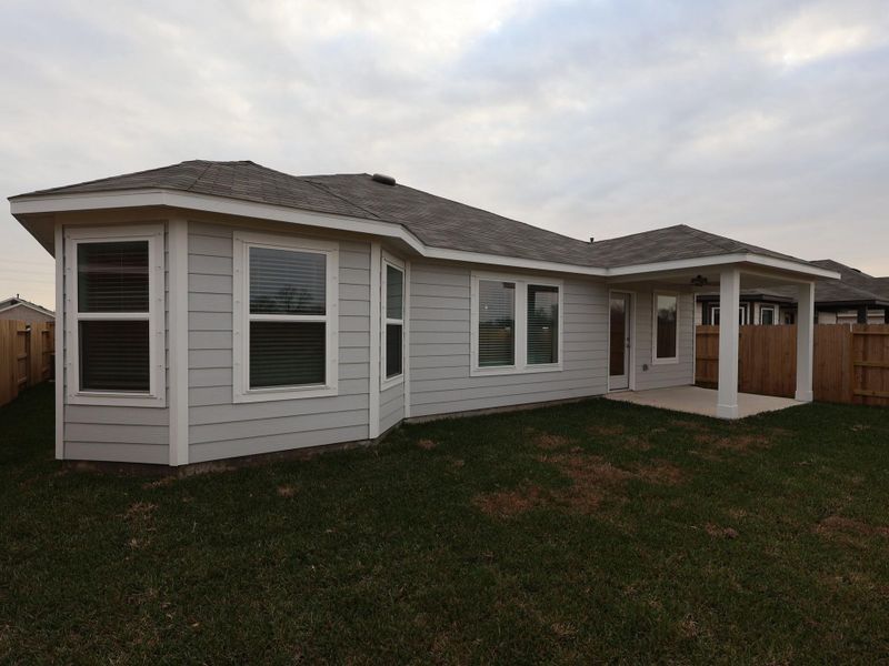 Exterior details and patio area of a home in Ambrose, La Marque (Image 4).