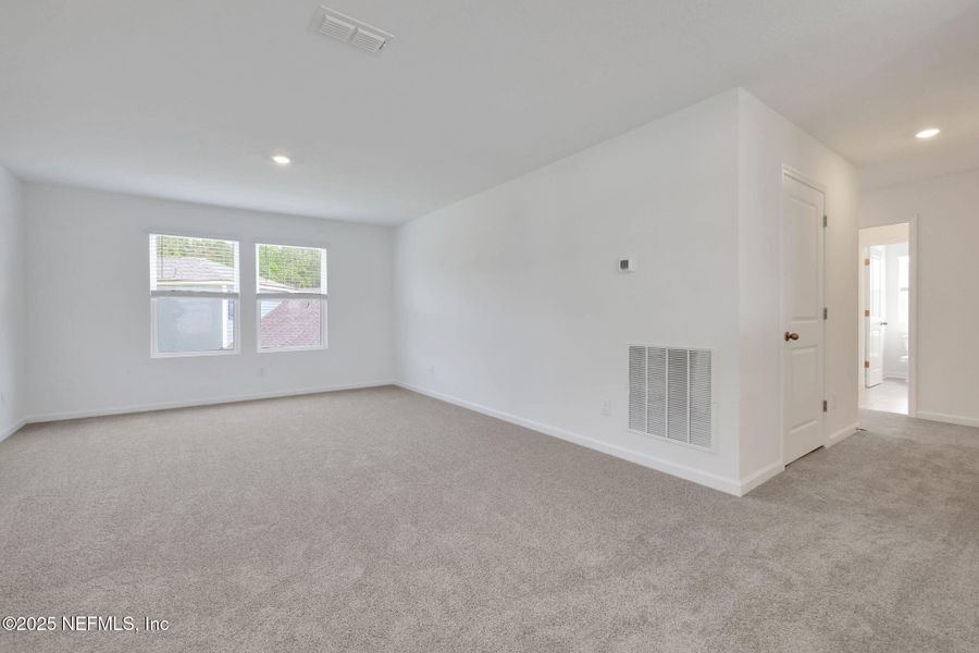 Spacious, unfurnished interior of a new home in Amberly, Green Cove Springs (Image 27).