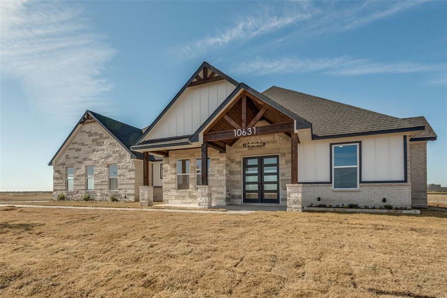 Craftsman inspired home featuring a front lawn