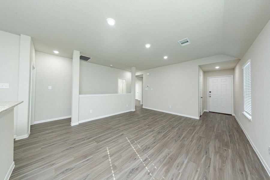 Spacious, unfurnished interior of a new home in Mackenzie Creek, Conroe (Image 13).