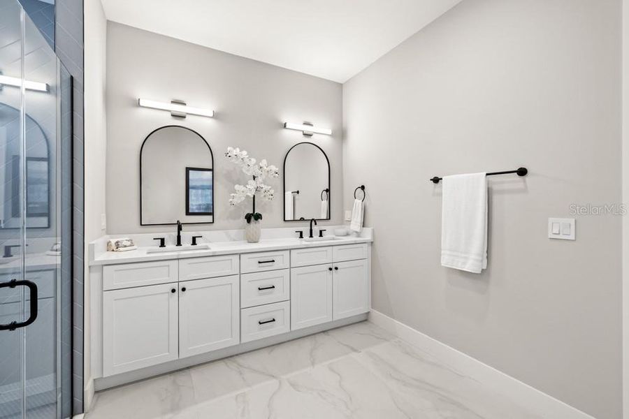 Furnished interior view inside a new home in , Orlando (Image 10).