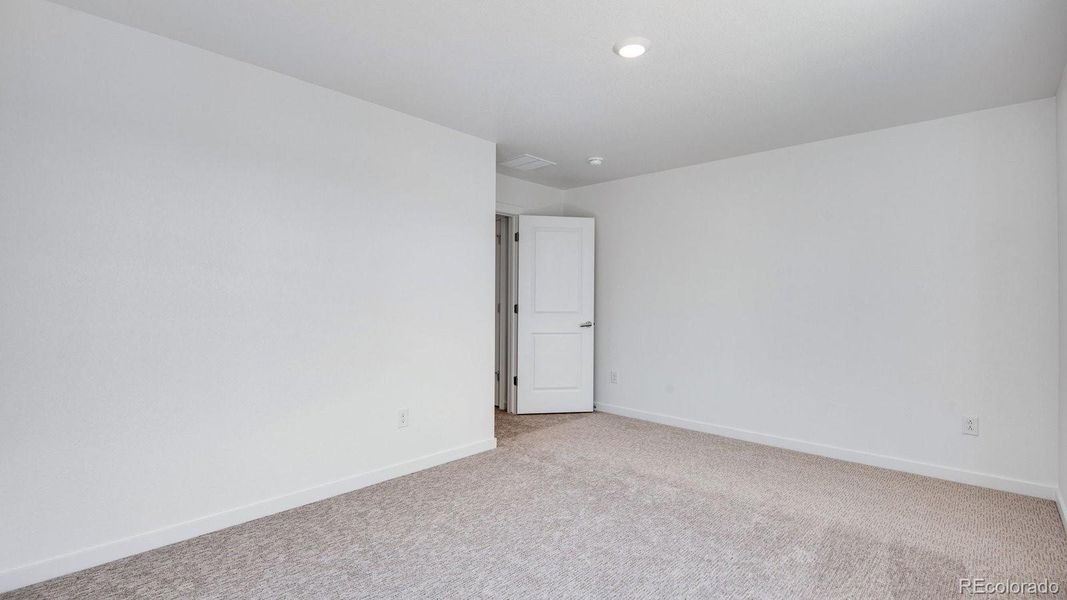 Spacious, unfurnished interior of a new home in Sky Ranch, Watkins (Image 35).