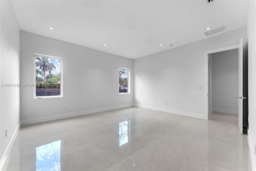 Spacious, unfurnished interior of a new home in , Cutler Bay (Image 40).