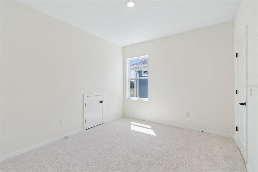 Spacious, unfurnished interior of a new home in Eastlyn, Bradenton (Image 8).