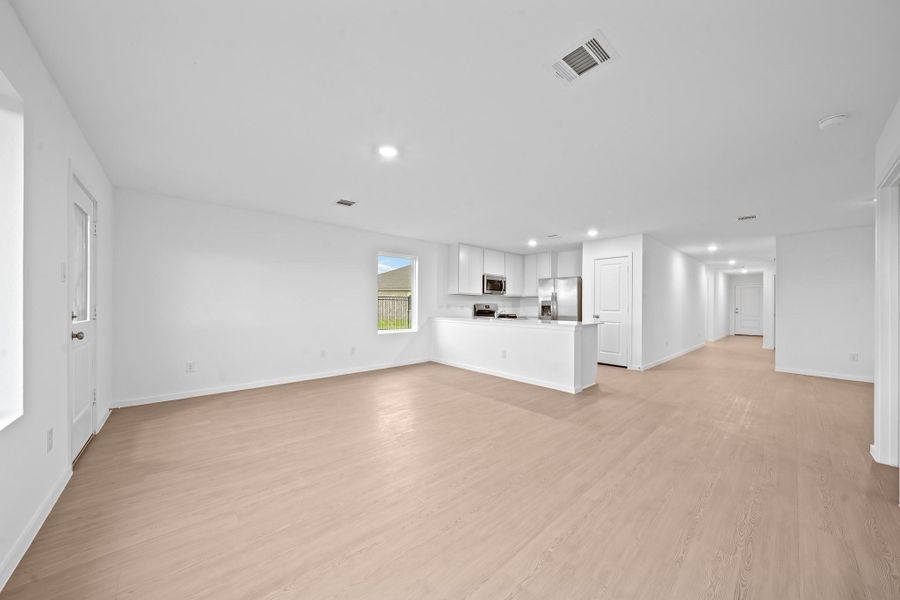 Spacious, unfurnished interior of a new home in Sunterra, Katy (Image 22). Spacious, unfurnished interior of a new home in Sunterra, Katy (Image 22).