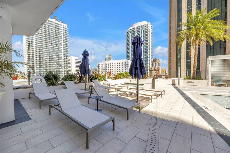 Condo located in St. Petersburg, FL showcasing its design and architecture (Image 34).