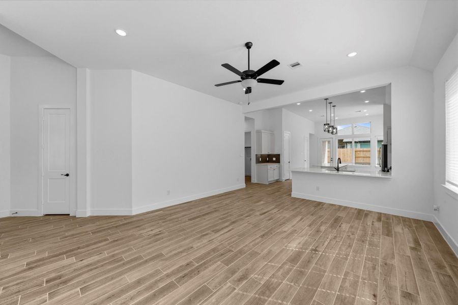 Spacious, unfurnished interior of a new home in Wood Leaf Reserve, Tomball (Image 13).