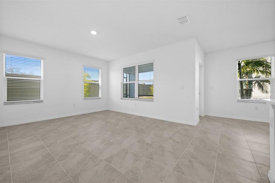 Spacious, unfurnished interior of a new home in , Palmetto (Image 16).