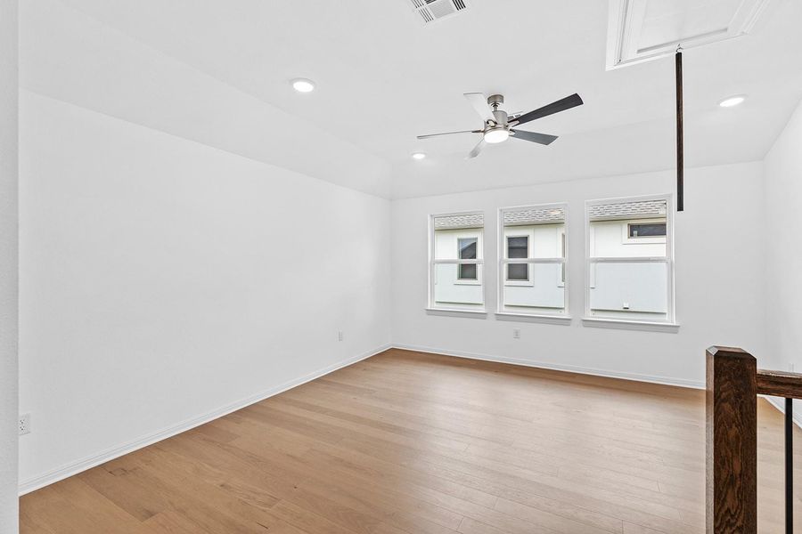 Spacious, unfurnished interior of a new home in The Hollows Canyon - 60', Lago Vista (Image 22).