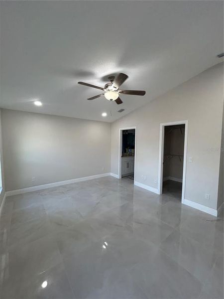 Spacious, unfurnished interior of a new home in , Tampa (Image 30).