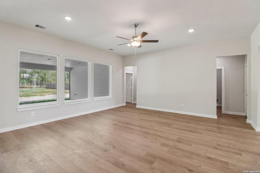 Spacious, unfurnished interior of a new home in Jordan's Ranch, San Antonio (Image 12).