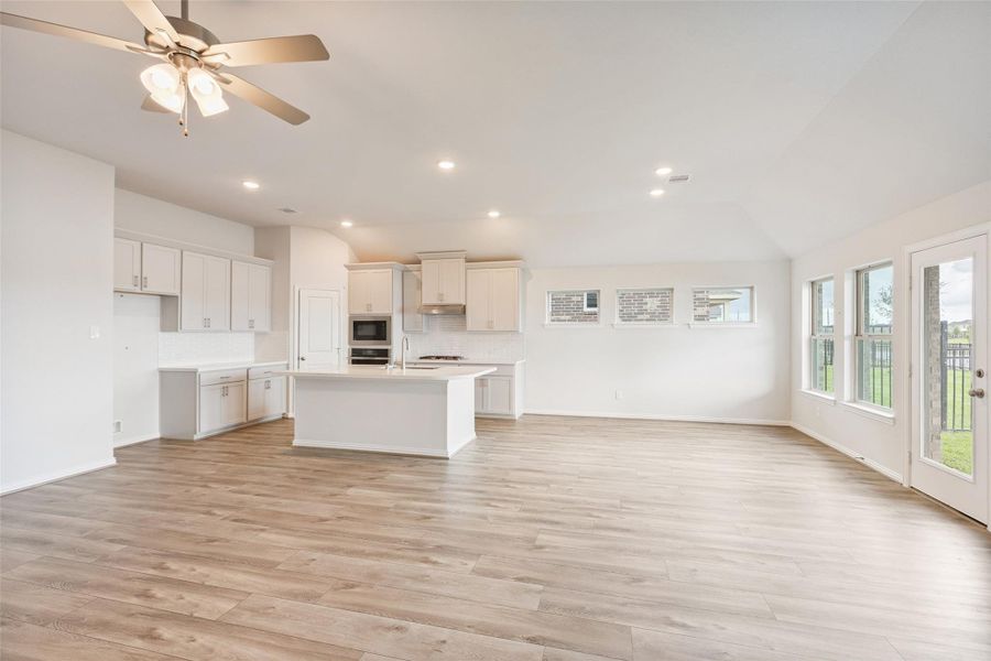 Spacious, unfurnished interior of a new home in Sunterra, Katy (Image 22). Spacious, unfurnished interior of a new home in Sunterra, Katy (Image 22).