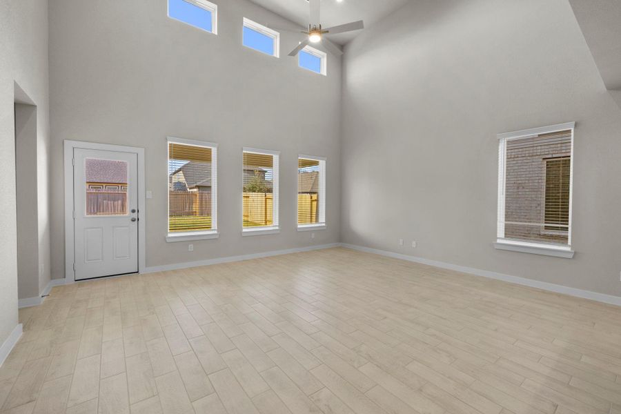 Spacious, unfurnished interior of a new home in Barton Creek Ranch, Conroe (Image 20).