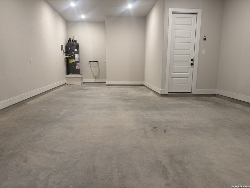 Spacious, unfurnished interior of a new home in Alsatian Oaks, Castroville (Image 22).