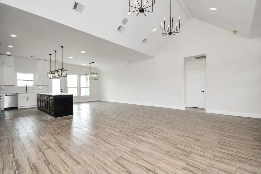 Spacious, unfurnished interior of a new home in , Angleton (Image 22).