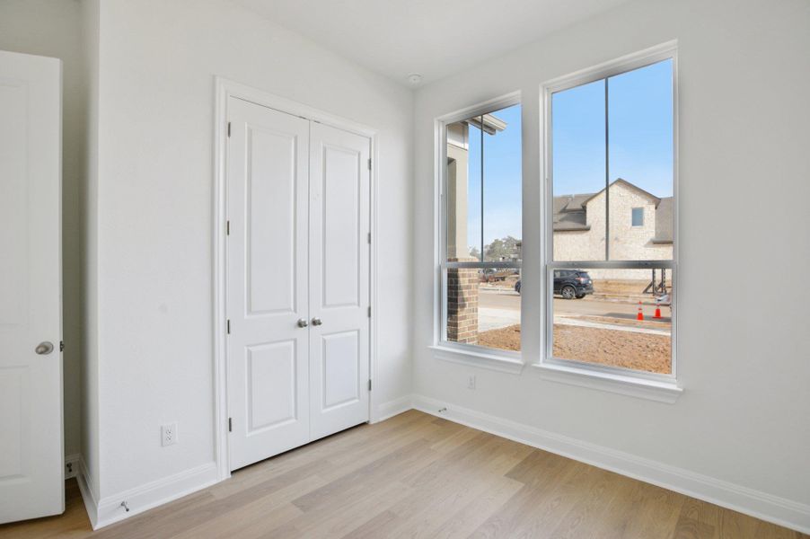 Spacious, unfurnished interior of a new home in Persimmon, Buda (Image 15).