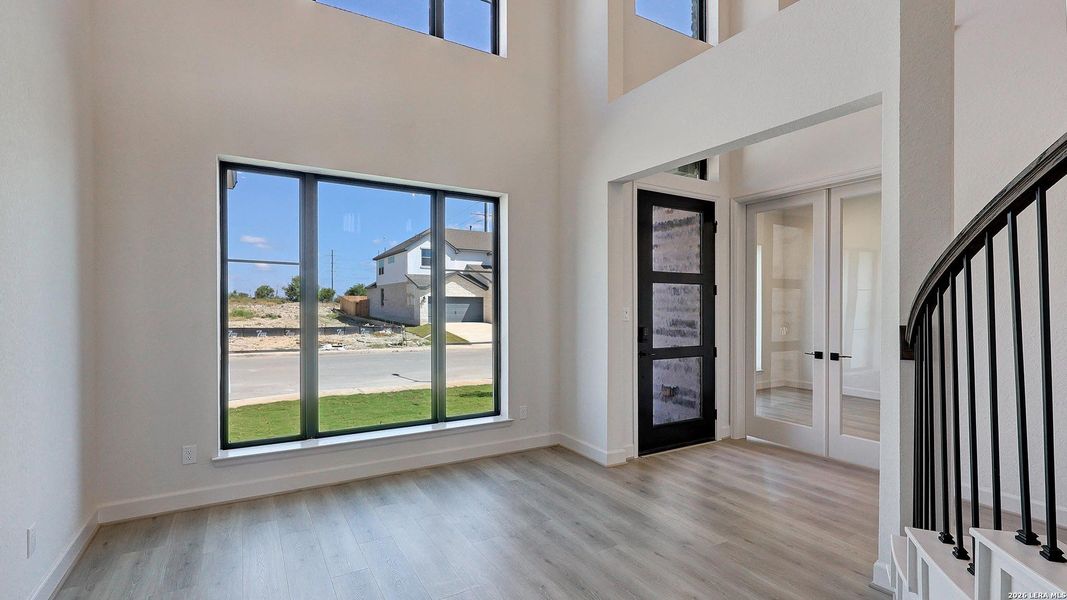 Spacious, unfurnished interior of a new home in Haby Hill, San Antonio (Image 20).