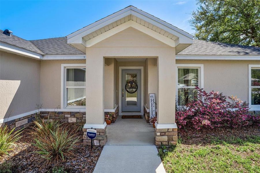 Exterior details and patio area of a home in , Lady Lake (Image 24).